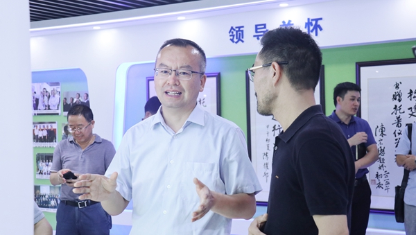 赵喜凯局长现场参观了托普云农展厅