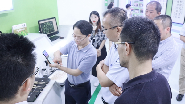 杭州市科技局局长赵喜凯一行莅临托普云农考察调研（图1）